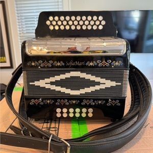Sofiari NSM-3112 31 Button 12 Base Accordian GCF Black